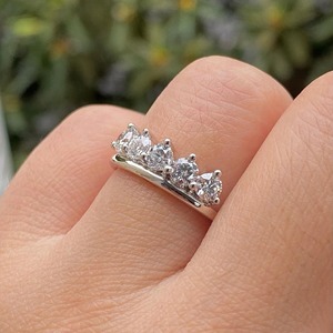 Bague de mariage élégante en or blanc 14 carats avec diamant de laboratoire de 0,50 carat serti à griffes, certifiée IGI, cinq pierres, pour empilage, usage quotidien ou nuptial - Product Image 6