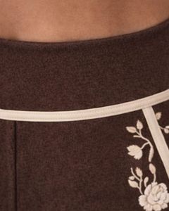 Conjunto de yoga de dos piezas para mujer, color marrón, top corto con cremallera y pantalones acampanados de cintura alta con bordado floral, ropa deportiva para gimnasio, fabricante personalizado. - Product Image 6