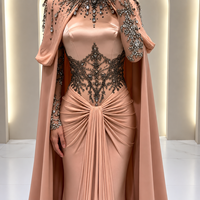 Luxuriöses, blassrosa, verziertes Satin-Abendkleid im modernen Stil mit Stickereien, Empire-Taille, bodenlang, Meerjungfrauen-Schnitt, figurbetont, Kontrastfarben, mit Kappe