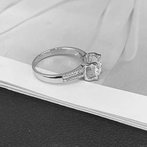 แหวนเพชรทรงกลมเม็ดเดี่ยว เพชรเพาะเลี้ยงสำหรับงานหมั้น แหวนทองคำขาว 14K ประดับเพชรแบบปาเว่ ดีไซน์โค้งสำหรับเจ้าสาว - Product Image 5