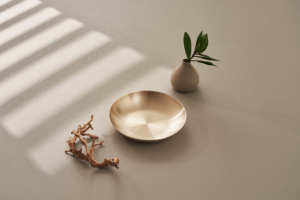 Assiette de accompagnement extra-large coréenne NOTBAN Premium, diamètre 170 mm, bronze, vaisselle en laiton antimicrobienne traditionnelle YUGI, fabriquée à la main - Product Image 2