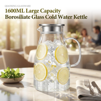 Carafe à eau en verre borosilicate large 1600 ml / 54,66 oz pour table de salle à manger, fête, jus, avec poignée résistante à la chaleur et couvercle en acier