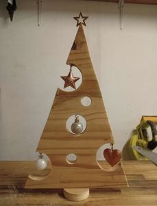 Sapin de Noël en bois fait main au design élégant, forme de pin, taille moyenne, avec base, sans éclairage, pour intérieur, décoration artisanale moderne - Product Image 5
