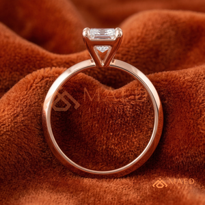 Bague de fiançailles unique en or rose plaqué 18 carats avec émeraude taille émeraude et tige à bords coupés – Diamant émeraude plaqué or rose - Product Image 3
