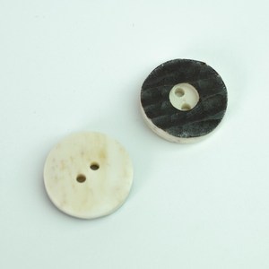 Botones de Hueso de Búfalo Naturales Ecológicos con 2 Agujeros y Ángel Tallado, Personalizados con Logotipo Grabado, Venta al por Mayor de Fábrica para Abrigos y Jeans - Product Image 1