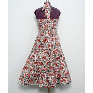 เดรสผ้าฝ้ายถักทรงเข้ารูปสำหรับผู้หญิง ระบายอากาศได้ดี เป็นมิตรต่อสิ่งแวดล้อม คอแบบผูก สายคล้องคอ ความยาวปานกลาง ลายดอกไม้ กระดุมด้านหลัง เปิดหลัง มีกระเป๋า ซักแห้งได้ เหมาะสำหรับใส่ไปชายหาด - Product Image 5