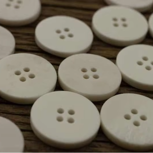 Botones de Hueso Ecológicos de Alta Calidad con Cuentas, Accesorios Únicos y Sostenibles para Manualidades, Prendas, Jeans, Abrigos y Otros Artículos de Vestir - Product Image 1