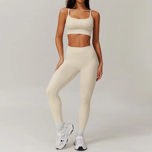 Ensemble de yoga 2 pièces noir pour femme : Legging taille haute et crop top à fines bretelles, extensible dans les quatre sens, couleur unie, tenue de fitness - Product Image 1