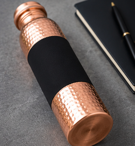 Bouteille AuraMule Stealth en cuivre martelé avec manchon central en silicone noir, design minimaliste, matériau en cuivre pur, couvercle anti-fuite - Product Image 6