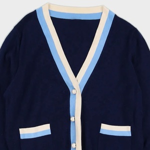 Pull de fraternité personnalisé, pull noir en tricot pour homme, bordure jaune, fermeture à boutons, cardigan Alpha, cardigan noir en tricot pour homme - Product Image 5