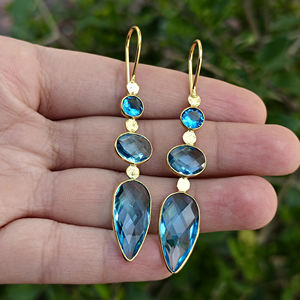 Pendientes largos de cuarzo azul cielo, ligeros, al por mayor, de latón chapado en oro de 18k, con tres gemas engastadas en bisel, tipo gota. - Product Image 3