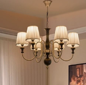 Lustre large et sophistiqué en or, présentant huit abat-jour en tissu plissé soignés en forme d'anneau, disponible à prix de gros. - Product Image 5