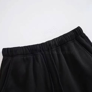 Chándal para hombre de material duradero con ajuste flexible, ideal para sesiones de entrenamiento y actividades deportivas diarias. - Product Image 4