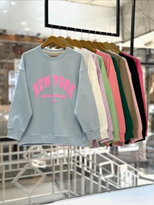 เสื้อสเวตเชิ้ตคอกลมโอเวอร์ไซส์สำหรับผู้หญิง คุณภาพสูง แบบสั่งทำพิเศษ พิมพ์ลายกราฟิก ตัวอักษรนิวยอร์ก ไหล่ตก - Product Image 4