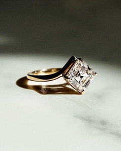 Bague en diamant de laboratoire Asscher en or jaune 14 carats avec diamant certifié IGI et clarté VVS pour femmes - Product Image 2