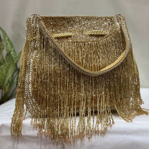 Sac à main doré à franges cascade avec des brins à pointes de cristal, accessoire de déclaration pour les occasions festives - Product Image 1