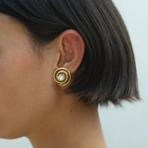 Boucles d'oreilles clous en or jaune avec diamants ronds et design en spirale, bijoux classiques pour femmes à porter au quotidien - Product Image 3