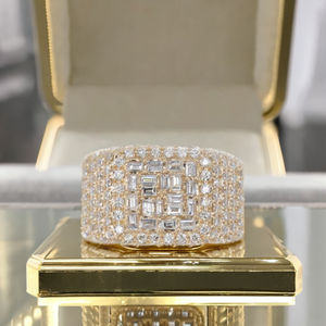 VVS Moissanite Diamond Baguette Prong Set Unisex Pinky Anillo de compromiso Chapado en rodio 925 Plata Iced Hip Hop Style SS Jewels - Product Image 1