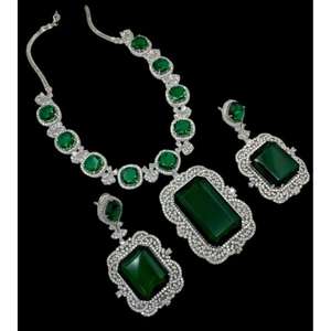 Collection de bijoux en laiton oxydé pour femmes, style ethnique indien, pour usage quotidien et festif, provenant d'un fournisseur indien. - Product Image 3