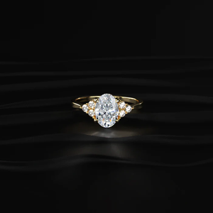 Bague solitaire ovale de 1 carat de qualité supérieure avec diamants ronds d'appoint, bague de fiançailles de luxe, bijoux de mariage pour femmes - Product Image 1
