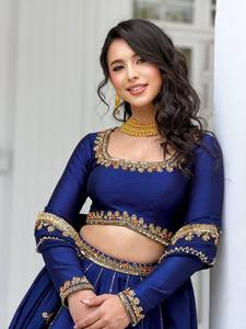 Nuevo lanzamiento: Traje de fiesta de boda con tela Chinon y hilo con trabajo de lentejuelas, Lahenga completamente cosido con blusa sin coser y dupatta. - Product Image 3