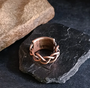 Bague magnétique en cuivre unisexe, bijou traditionnel ayurvédique de guérison, avec motif tressé en fil et bordure plaquée - Product Image 4