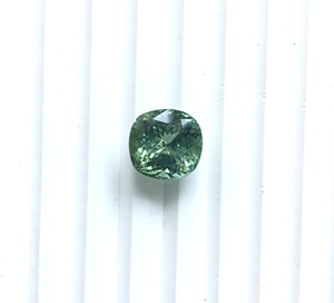 Piedra de turmalina verde natural de 11.77 quilates con corte cojín para la elaboración de joyería fina. - Product Image 1