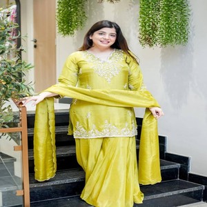 Ensemble haut et pantalon palazzo brodé de sequins VASTRA COTTAGE Designer Fendy avec dupatta, tenue ethnique pour soirée - Product Image 1