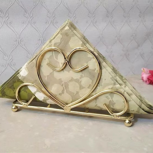 Porte-serviettes en métal, cadre en forme de cœur, finition dorée, organisateur de mouchoirs décoratif, support de table élégant pour la salle à manger - Product Image 1