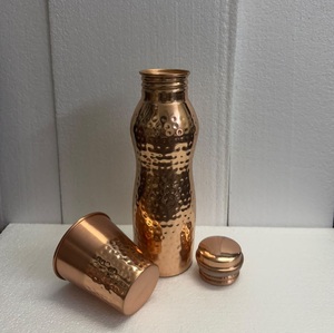 Botella de Agua de Cobre Puro Martillado a Mano con Juego de Vasos, Recipiente de Cobre Ayurvédico a Prueba de Fugas, Juego de Regalo de Artículos para Beber - Product Image 1
