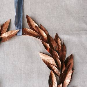พวงหรีดใบลอเรลโลหะทองแดงโบราณทำมือ ตกแต่งผนังสไตล์โรมันสุดหรู ของประดับตกแต่งคริสต์มาสสำหรับตกแต่งบ้านสไตล์ยุโรป - Product Image 4