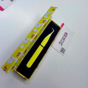 Pince à épiler de précision pour cils, en acier inoxydable, jaune, thermolaquée, durable, à pointe en fibre, coudée à 90 degrés, 10 mm, emballage en boîte - Product Image 2