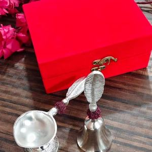 Exquisito conjunto de Puja plateado con Kamal Diya hecho a mano y campana de Puja sagrada con detalles decorativos de Rudraksha - Product Image 1