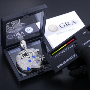 จี้รูปหมวกกันน็อคฟุตบอลดัลลัส - จี้โมอิสซาไนต์เงินแท้ 925 ดีไซน์หมวกกันน็อคโมอิสซาไนต์ทำมือ - Product Image 5