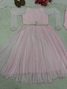 Presentamos el Nuevo Traje Maxi Anarkali de Diseñador, Estilo Elegante y Moderno, con Detalles Koti, en Tela Fox Georgette, Antiarrugas, de Secado Rápido y Reversible, Ideal para Fiestas - Product Image 4