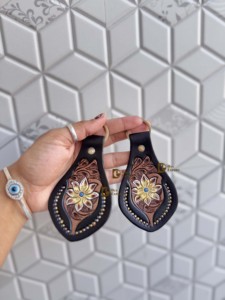 Porte-clés tendance de créateur, sculpté à la main avec motifs floraux, boucles d'oreilles porte-clés artisanales, vente chaude, léger, accessoire cadeau unisexe - Product Image 1