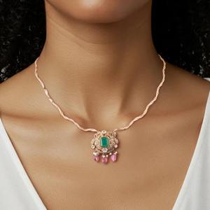 Pendentif ethnique en argent sterling 925 Gajaah avec émeraude, pierre verte et halo de cristaux, ensemble collier de perles roses - Product Image 1