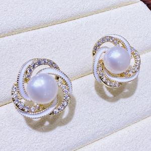ต่างหูมุกน้ำจืดแท้ทรงเกลียวฝรั่งเศส รุ่นใหม่ ปี 2025 ประดับเพชรซิคอนไล่เฉดสี พรีเมียม เงินแท้ S925 ยี่ห้อ Zhuji - Product Image 2