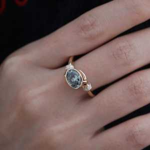 Anillo Art Deco con Diamante Verde Ovalado Cultivado en Laboratorio, Diseño Único, Oro Sólido de 14K, Regalo de Aniversario Sorpresa para Novias - Product Image 3