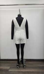 Vestido corto informal de verano con cuello en V, sin mangas, de encaje blanco, cintura elástica y ajuste holgado - Product Image 3