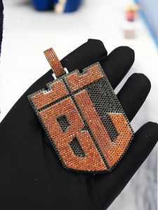 Colgante de escudo Hip Hop de moissanita naranja personalizado, diseño de letra inicial con incrustaciones de circonitas, joyería urbana de lujo - Product Image 2