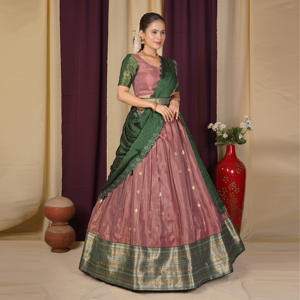 Lehenga Choli de Seda Banarasi con Motivos Tejidos Ricos, Borde Tradicional Ancho, Blusa Elegante y Dupatta Sofisticada - Product Image 3