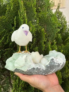 Escultura de Pájaro de Cuarzo Blanco Natural sobre Cristal de Apofilita con Pico de Amatista, Proveedor Mayorista OEM ODM - Product Image 1