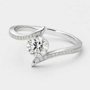 Anillo de compromiso de plata 925 para mujer con diamante de corte brillante redondo, engaste de puntas y detalles pavé, estilo clásico - Product Image 3