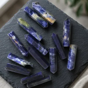 Pendentif en forme de crayon en pierre de sodalite naturelle faite à la main, figurine d'amour sculptée en cristal d'agate, Feng Shui, respectueux de l'environnement, pour mariage - Product Image 1