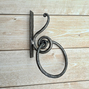 Porte-serviettes mural en forme de cœur, forgé à la main par un fermeur, en fer forgé - Product Image 1