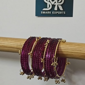 Ensemble de 16 bracelets en verre kashmiri de luxe, couleur magenta violet, avec breloques Ghungroo dorées, bijoux de mariée indiens traditionnels faits à la main - Product Image 4
