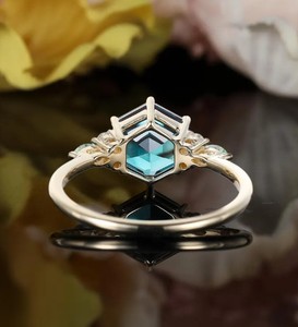 Anillo de Compromiso y Boda de Alejandrita con Corte Hexagonal, Anillo de Plata con Gema Geométrica Única que Cambia de Color, Anillo de Promesa Unisex de Lujo - Product Image 3