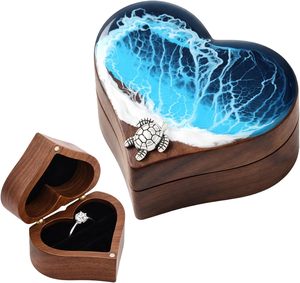 Caja de Anillo de Compromiso de Resina con Forma de Corazón Kenning Ocean, con Detalle Metálico de Tortuga, Caja de Exhibición de Anillos de Madera de Nogal Personalizada para Mujer - Product Image 1