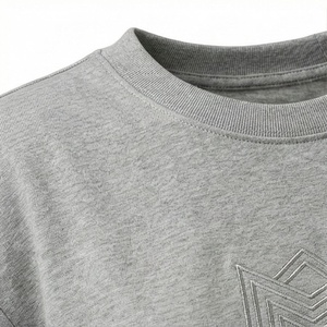 Ensemble tricoté 2 pièces pour femme, t-shirt gris à manches courtes avec logo en relief et short au-dessus du genou, coupe décontractée, toutes saisons - Product Image 4